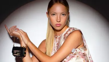 Mi ez a köröm? Lábával sokkolja a világot Kate Moss lánya - Fotók