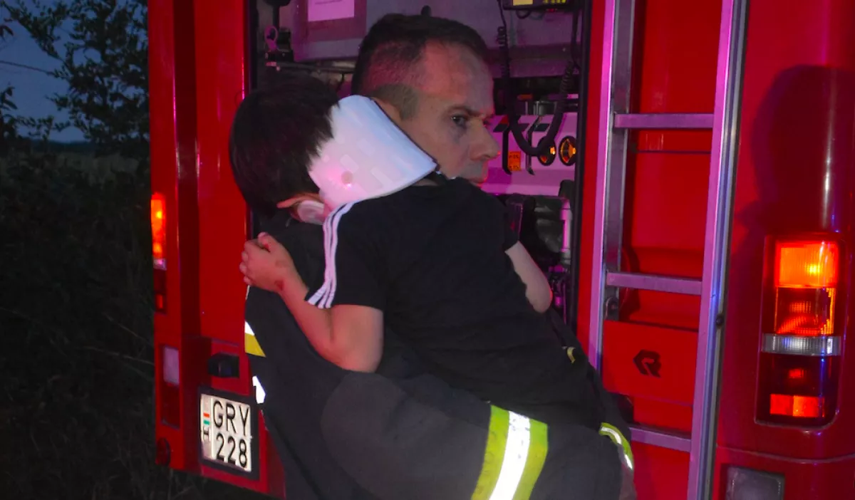 Mezítláb, sokkosan talált a tragédia helyszínén a 4 éves fiúra a magyar tűzoltó, amit Gábor ezután tett, megríkatja az országot - Fotók