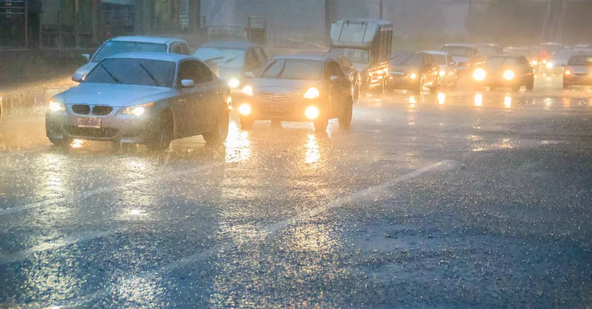 Felhőszakadás, akár 90 km/h-s szél, jég - 12 megyére adtak ki riasztást