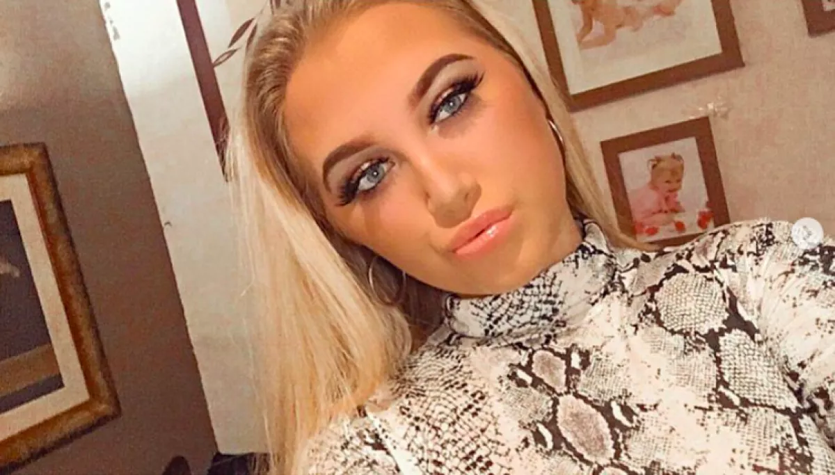 Iskolába készült ez a 15 éves lány, de a fürdőben megváltozott az egész élete - Fotók