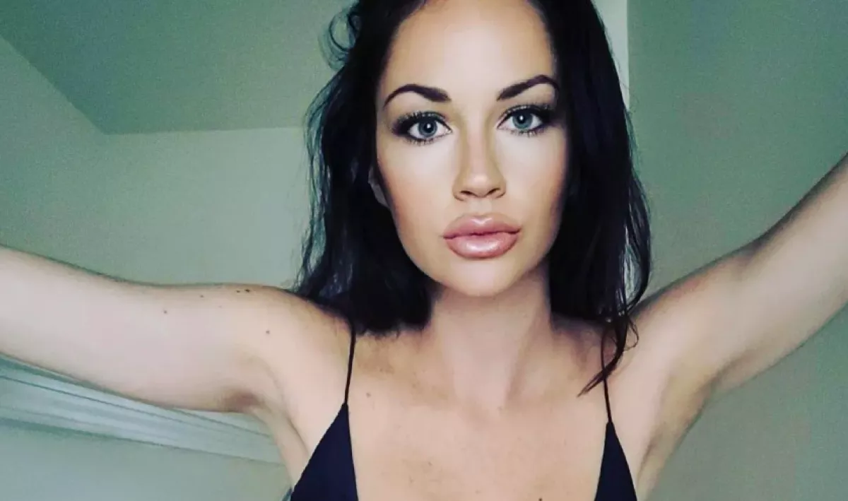 Tudta nélkül bújt ágyba a volt diákjával az ex-tanárnő - Most megdöbbentő dolgot közölt