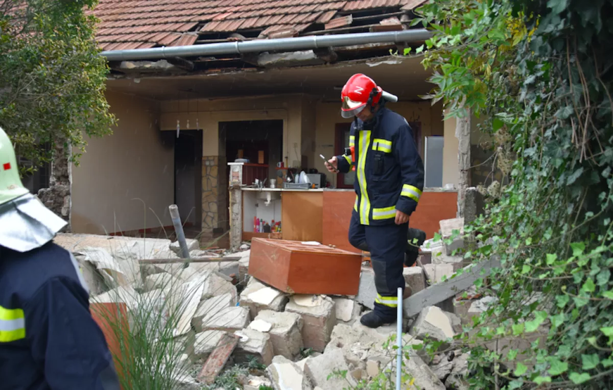 Döbbenetes képek jöttek: felrobbant egy ház Jobbágyiban