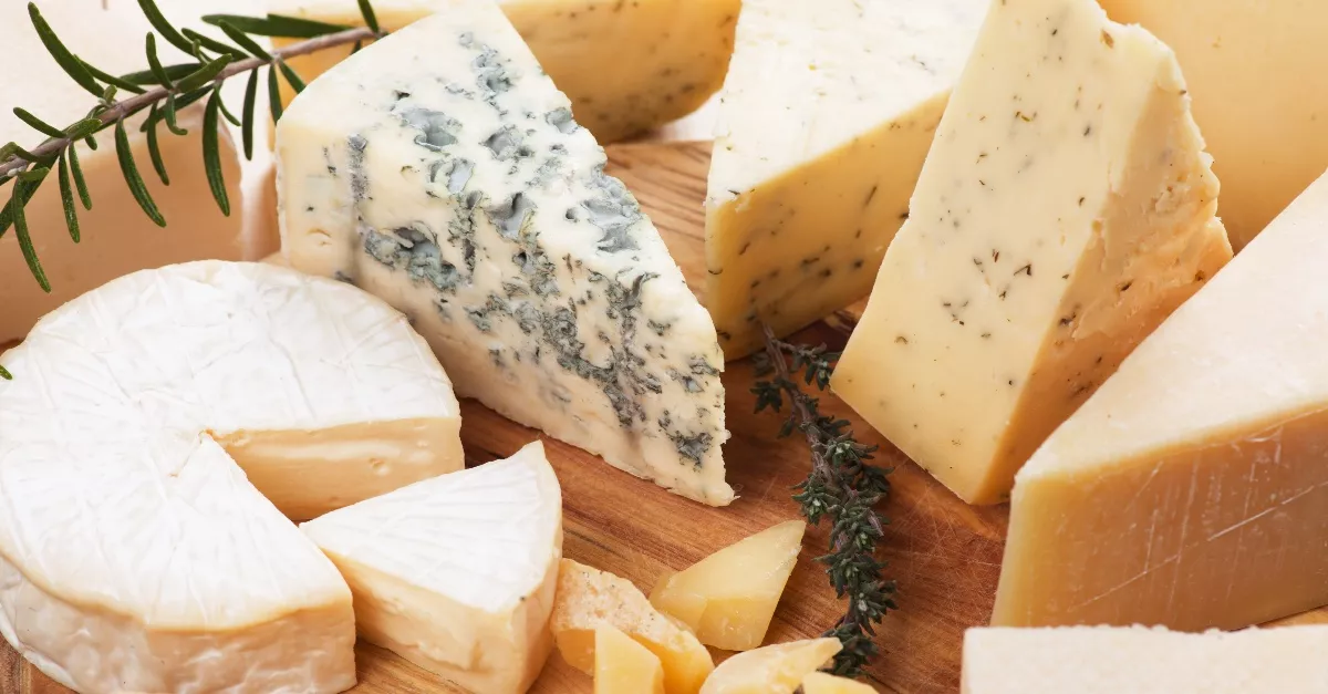 Fémdarabok lehetnek a népszerű sajtokban - visszahívta őket a Nébih