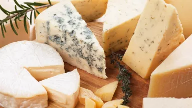 Fémdarabok lehetnek a népszerű sajtokban - visszahívta őket a Nébih