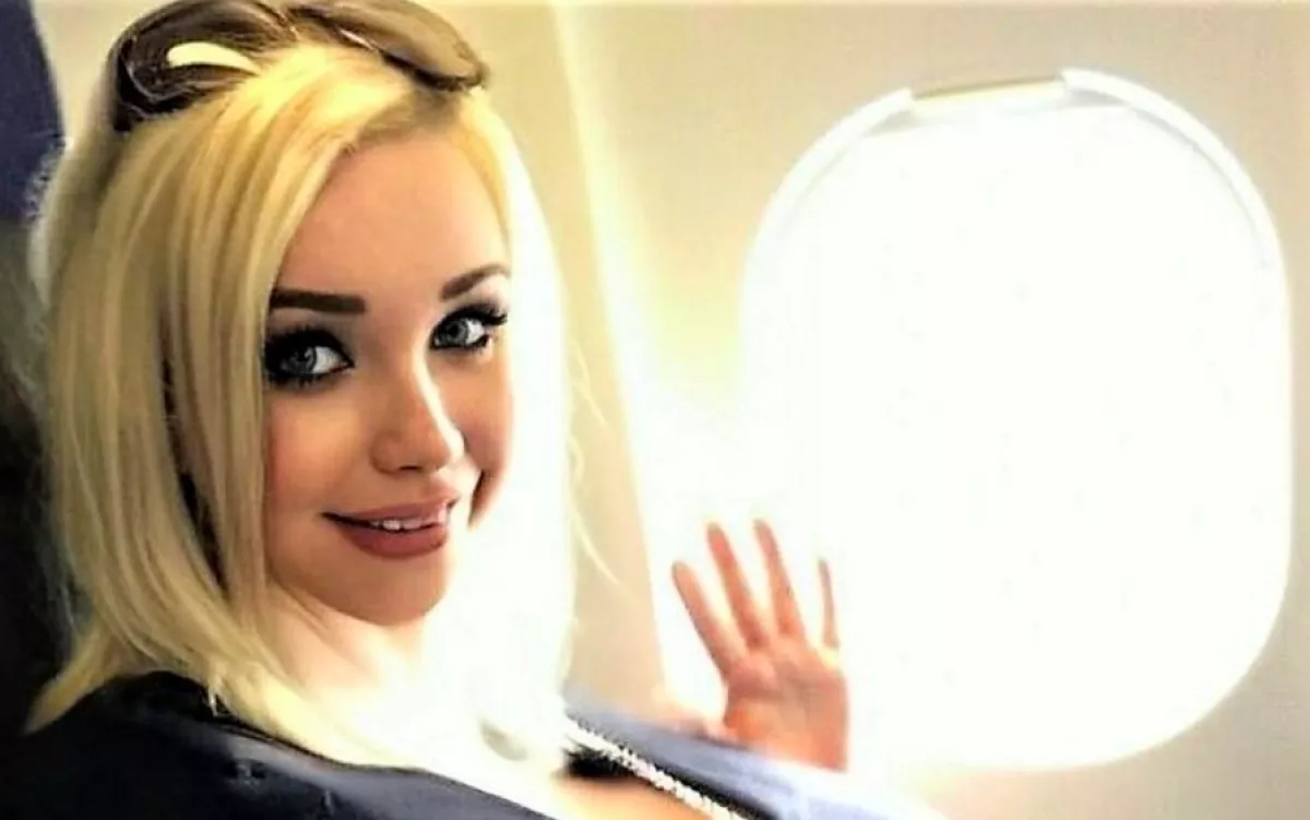 A melleire panaszkodtak az utastársak, a repülő konyhájába száműzték a modellt - Fotók