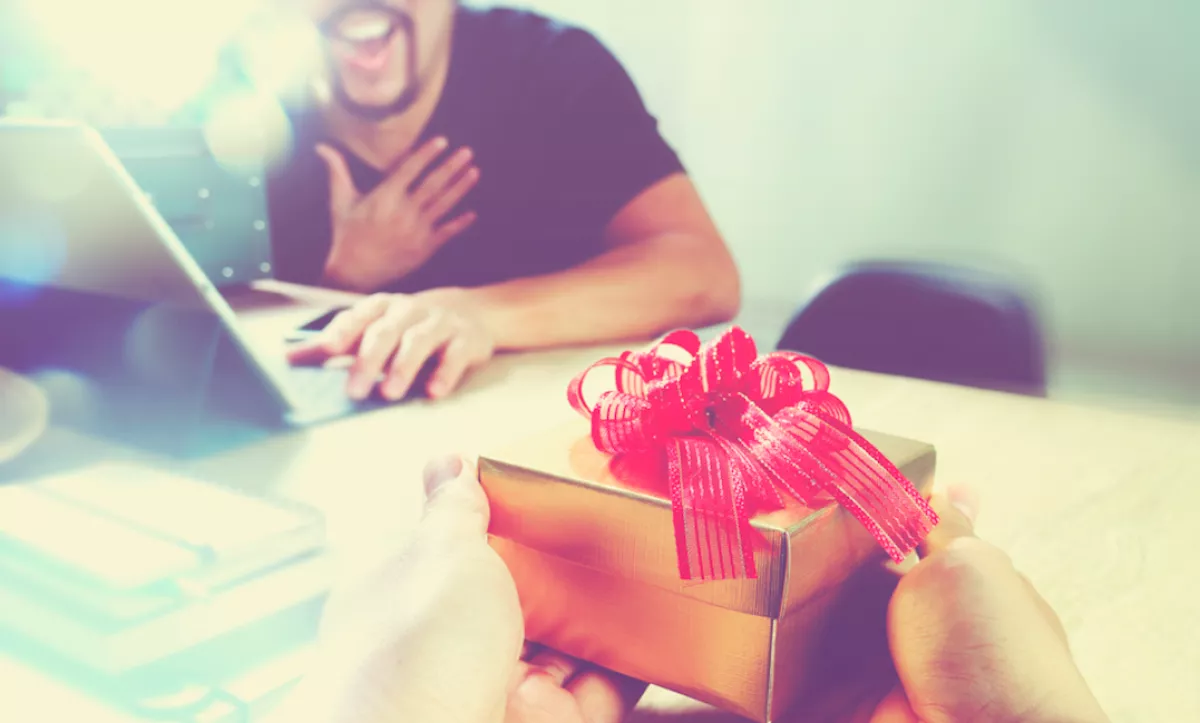 Amikor meglátta az anyósától kapott ajándékát a férfi, azonnal tudta, soha nem szabadul már meg tőle