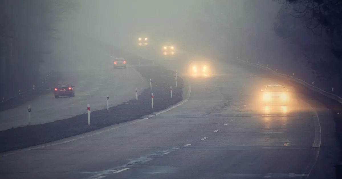 Viharos szél, zivatarok, apró jég, köd - riasztást adtak ki ezekre a megyékre