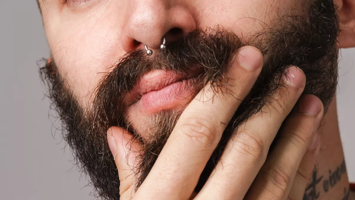 Öt év után került elő a férfi orrpiercingje, megdöbbent az orvos, amikor meglátta - Fotó