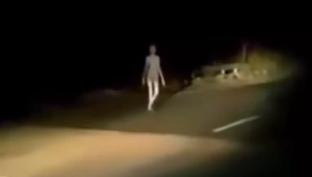 Sokkoló videó: egy földönkívüli/szellem tűnt fel a motorosok videójában