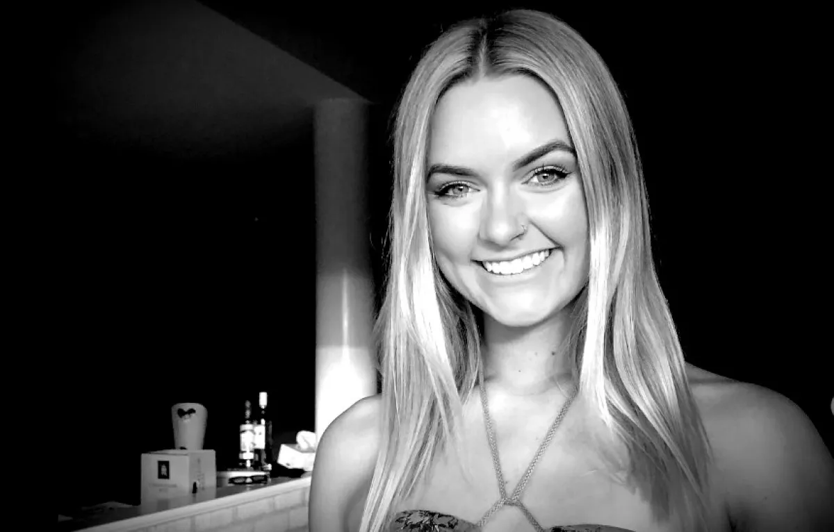 Kinyitotta a szekrényajtót éjszaka a hotelszobájában a 21 éves lány, egy pillanattal később már halott volt