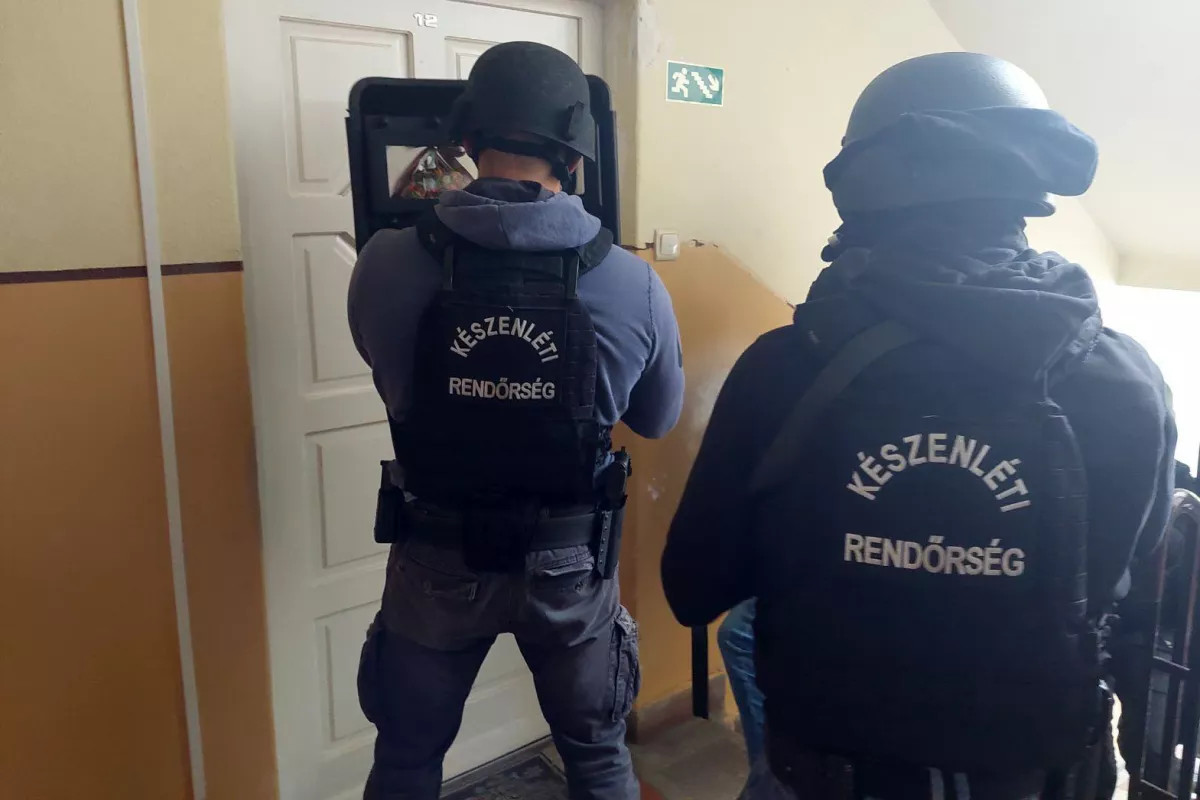 Patron, izé, süti, lekvár - készenlétisek fogták el a taxist, Zoli nem csak fuvart vállalt - Fotók