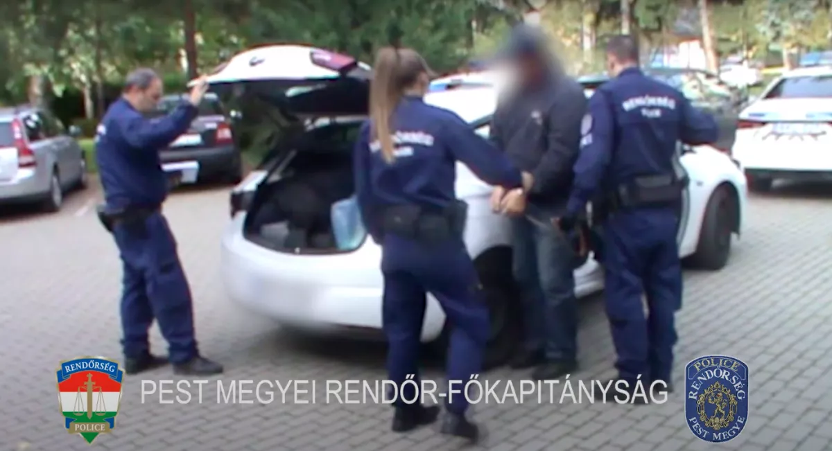 Megrázó képek: István megszúrkálta, rágyújtotta a lakhelyét, majd kocsival menekült el