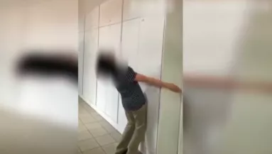 Sokkoló videó került elő az iskolatársát megkéselő Bertoldról 