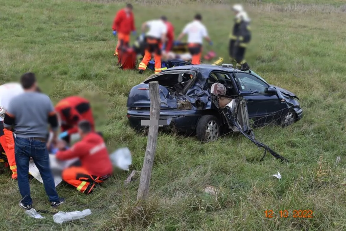 Ittasan repült át a kerítésen autójával a 22 éves zsanai srác, többen is súlyosan megsérültek - Fotók