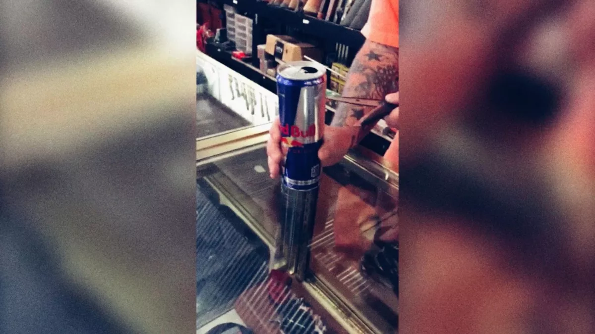 Gyomorforgató videó: sokkot kapott a férfi, mit talált az energiaitalos dobozában