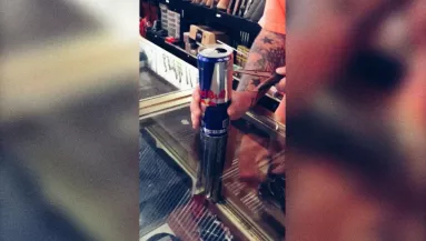 Gyomorforgató videó: sokkot kapott a férfi, mit talált az energiaitalos dobozában