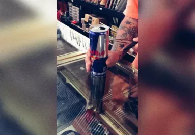 Gyomorforgató videó: sokkot kapott a férfi, mit talált az energiaitalos dobozában