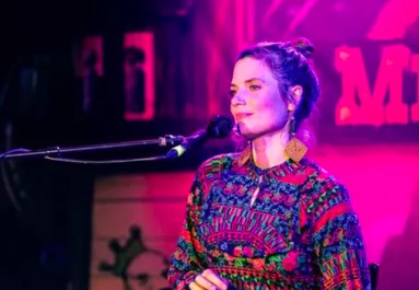 Amputálták a lábát, járni tanul az X-Factor nyertes énekesnő - Videó