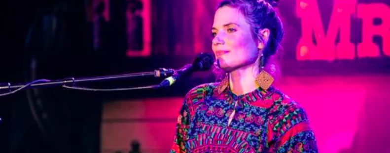 Amputálták a lábát, járni tanul az X-Factor nyertes énekesnő - Videó