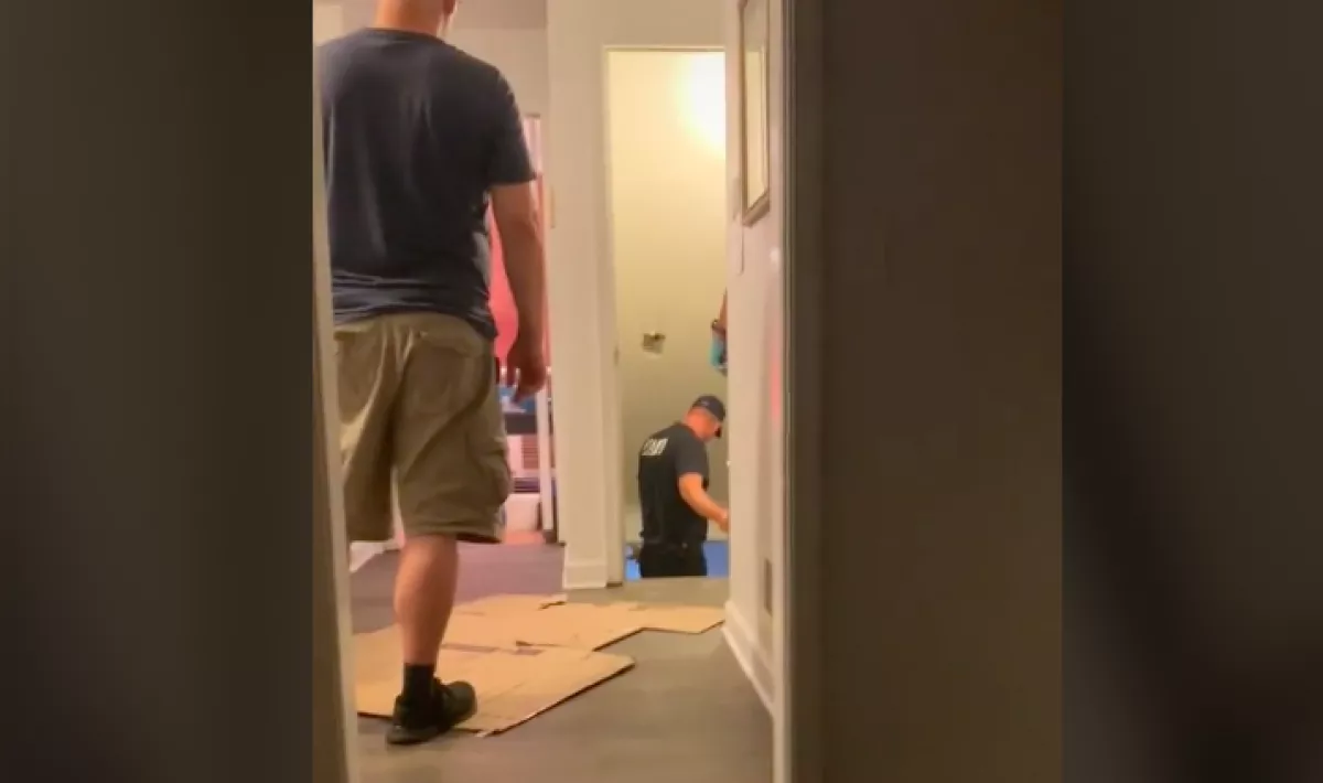 Csak a kanapét akarta a pincébe vinni az anya, végül a tűzoltókat kellett riasztani - Videó