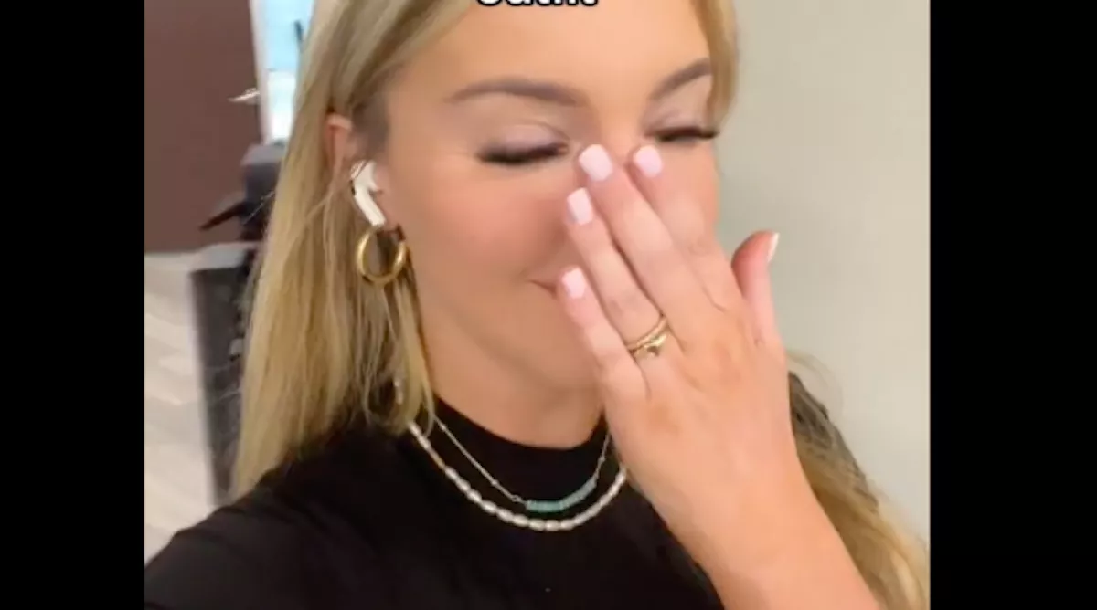 Túl kihívó? Ismét hazaküldték a munkahelyéről az öltözéke miatt ezt a fiatal nőt - Videó