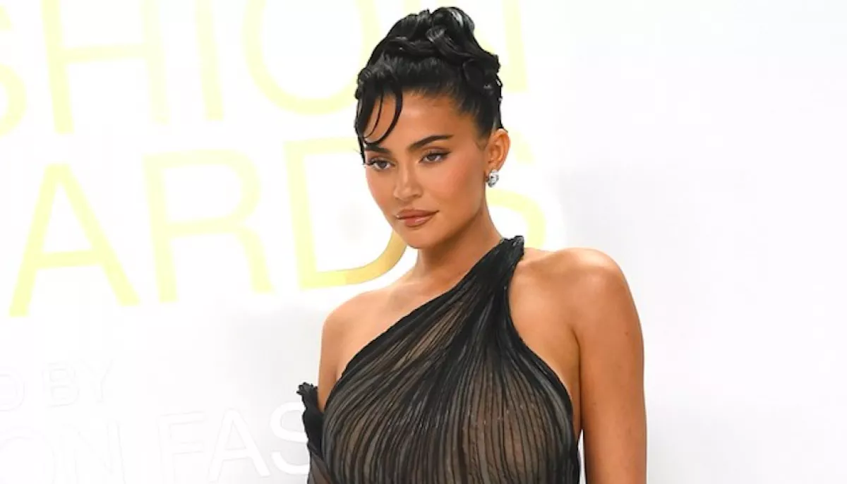 CFDA Fashion Awards: Kylie meztelenruhában, Khloe melltartó nélkül érkezett - Fotók