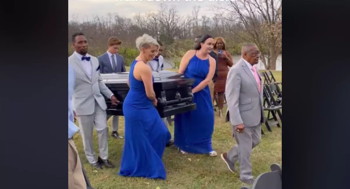 Döbbenet: koporsóban érkezett a vőlegény a saját esküvőjére - Videó