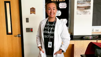 Sokkot kaptak a diákok, amikor meglátták, mit csinál a tanárnő az osztályteremben - A férjével együtt rúgták ki