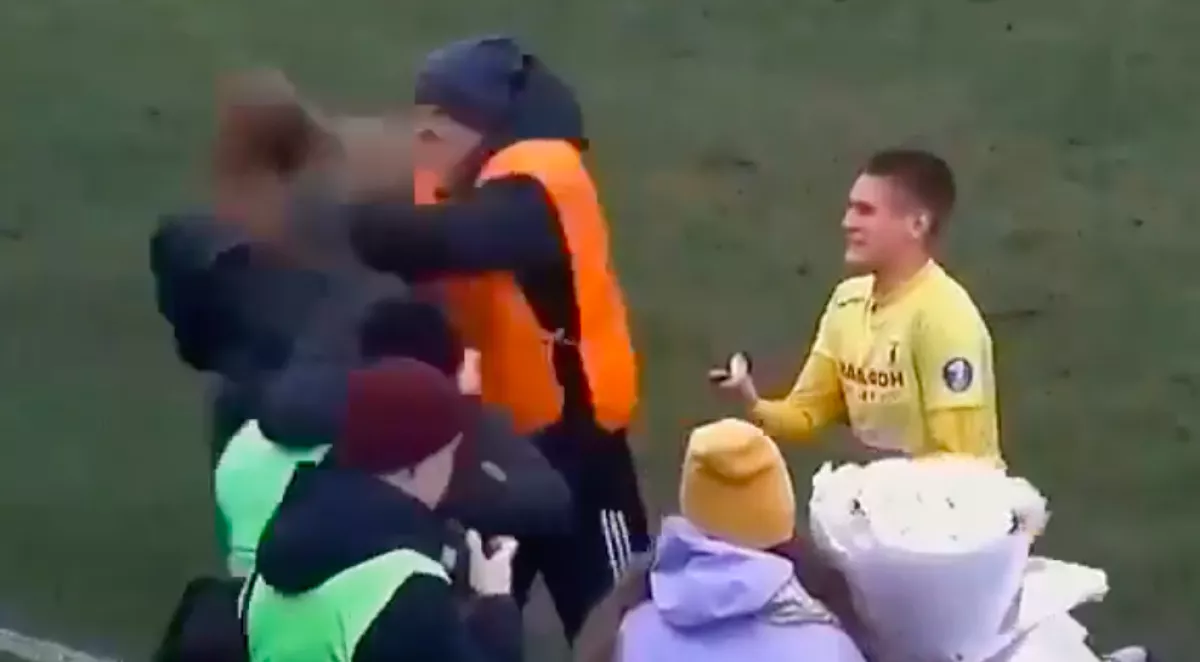 A barátnője kezét akarta megkérni a focista a meccs után, de a biztonsági őrt nem avatta be senki - Videó