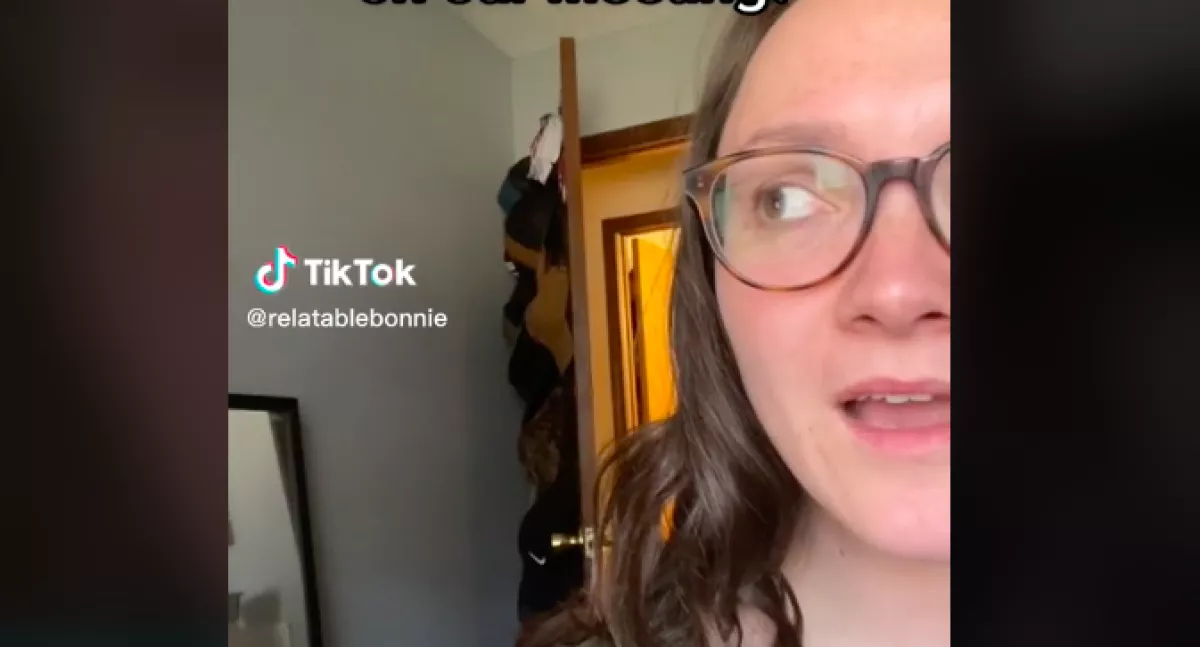 Csak a fél arcát mutatja az online mentingeken ez a nő, hogy miért, azon pusztul most az egész világ - Videó