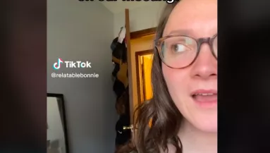 Csak a fél arcát mutatja az online mentingeken ez a nő, hogy miért, azon pusztul most az egész világ - Videó