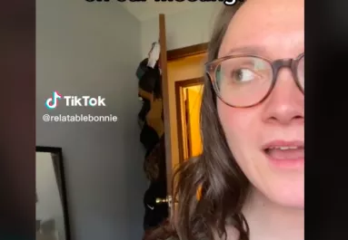 Csak a fél arcát mutatja az online mentingeken ez a nő, hogy miért, azon pusztul most az egész világ - Videó