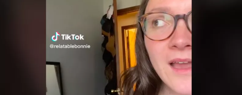 Csak a fél arcát mutatja az online mentingeken ez a nő, hogy miért, azon pusztul most az egész világ - Videó