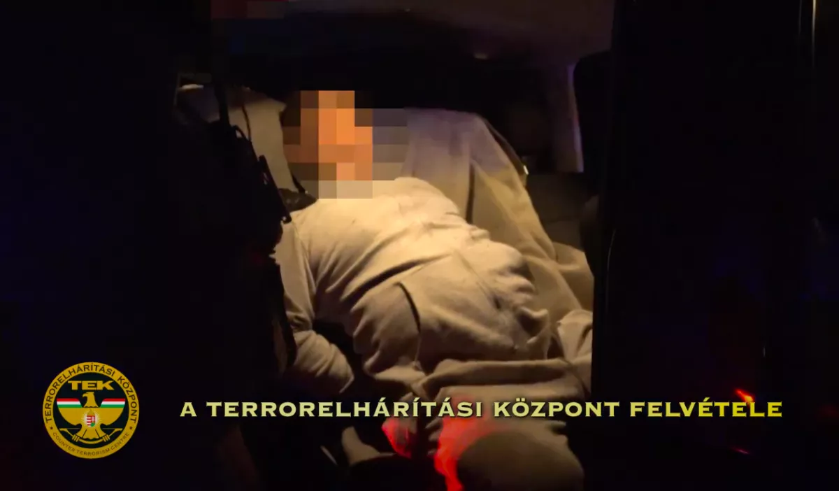 Munkájuk nem volt, Attiláék háza előtt mégis 16 milliós kocsi állt - Letartóztatták a családot - Fotók