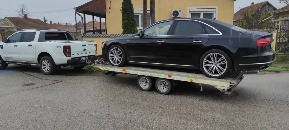 Munkájuk sem volt Róbertéknek, otthonukban meg sorakoztak a milliók - Lecsaptak a bandára - Fotók