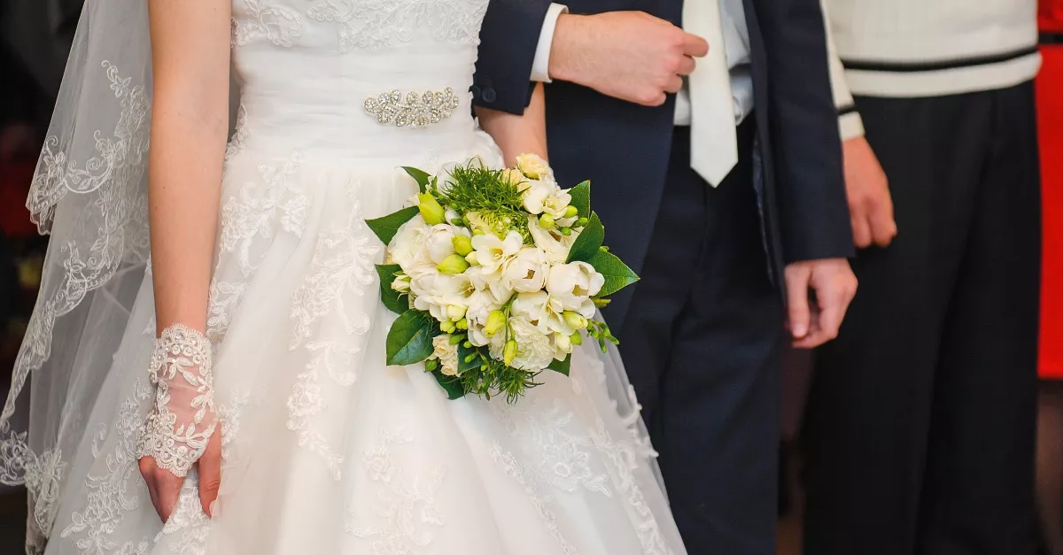 Az esküvőn csókolta meg a menyasszonyát a férje, aki azonnal kidobta ezért - A rendőröket is riasztotta