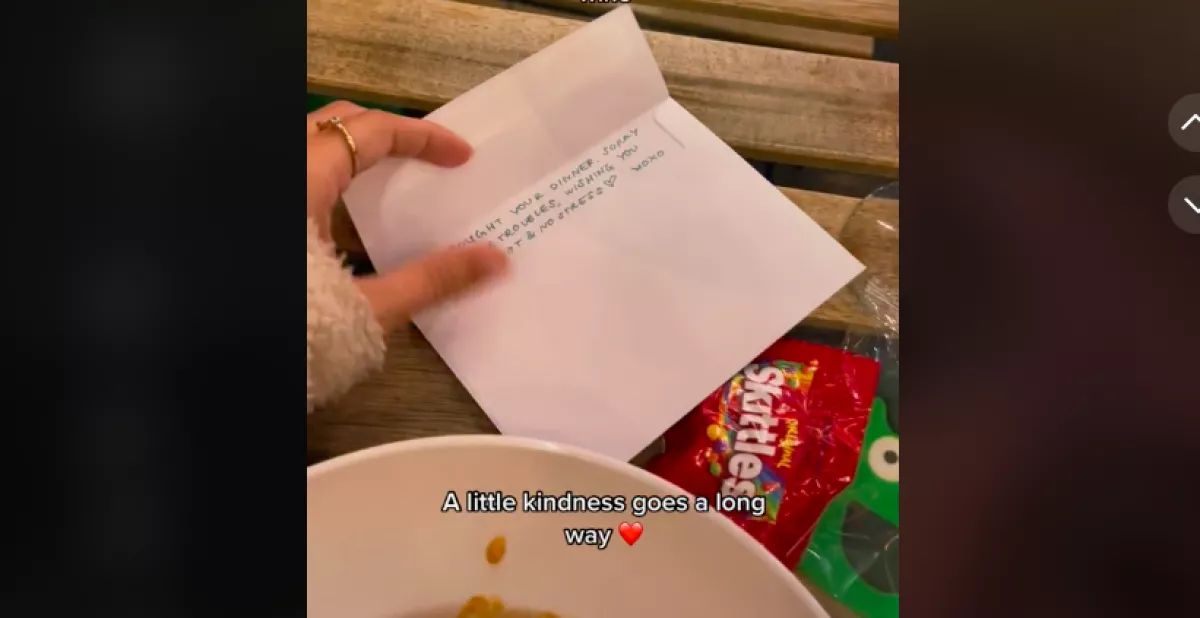 Sírva, egyedül ült az étteremasztalnál a színésznő, amit az idegen lányok tettek, meghatja a világot - Videó