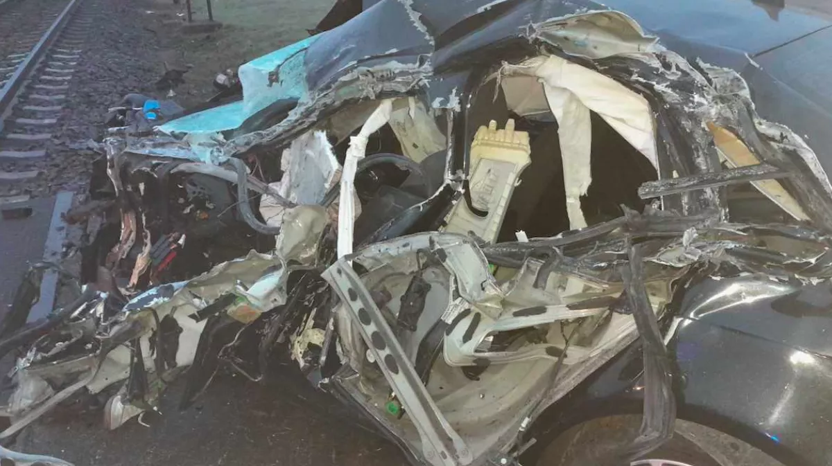 Horrorbaleset Alsógödnél - Két vonat tarolta le az autóst, mégis csodáról beszélnek 