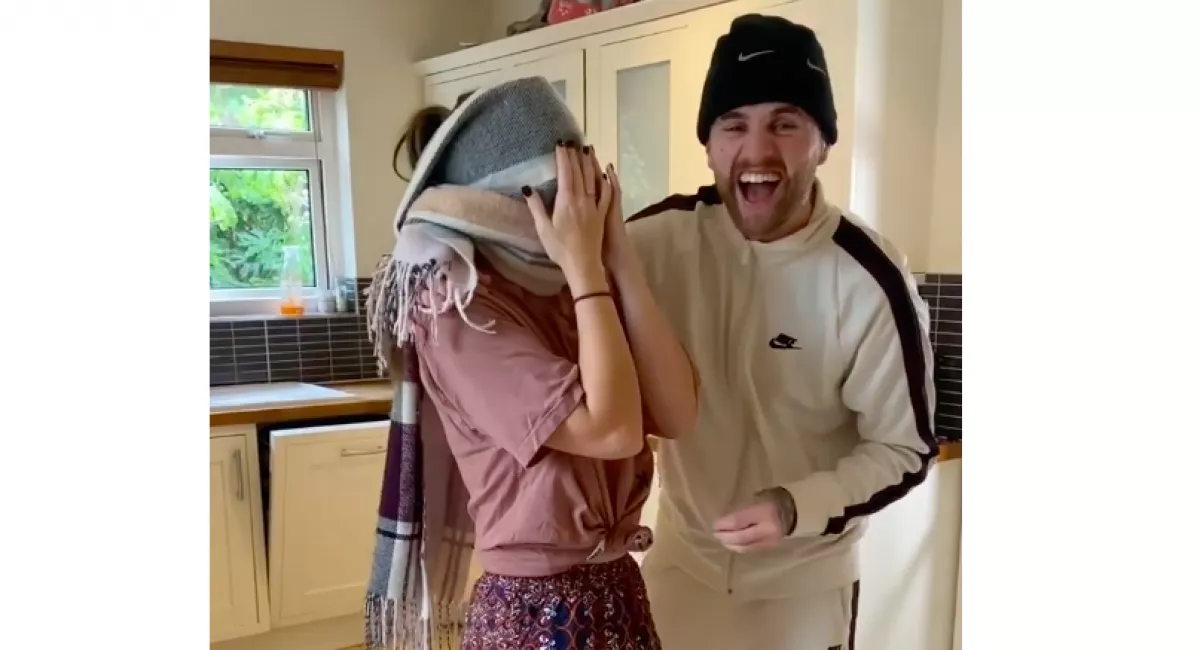 Fájdalmas meglepetést készített a barátnőjének, felrobbant a srác oldala - Videó