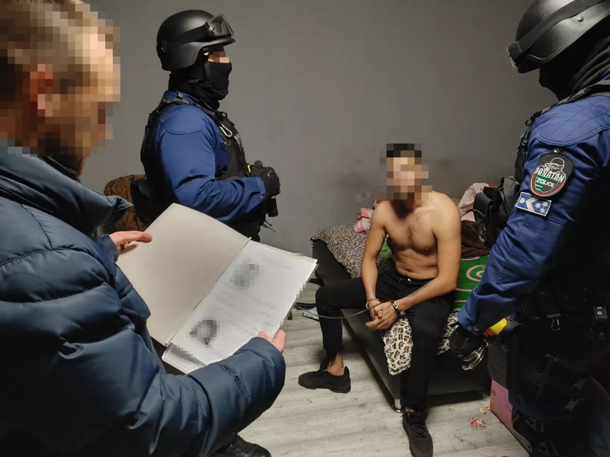 Több tízmilliós luxuskocsik, arany, készpénz,... - Lecsapott a TEK a nyíregyházi R családra - Fotók