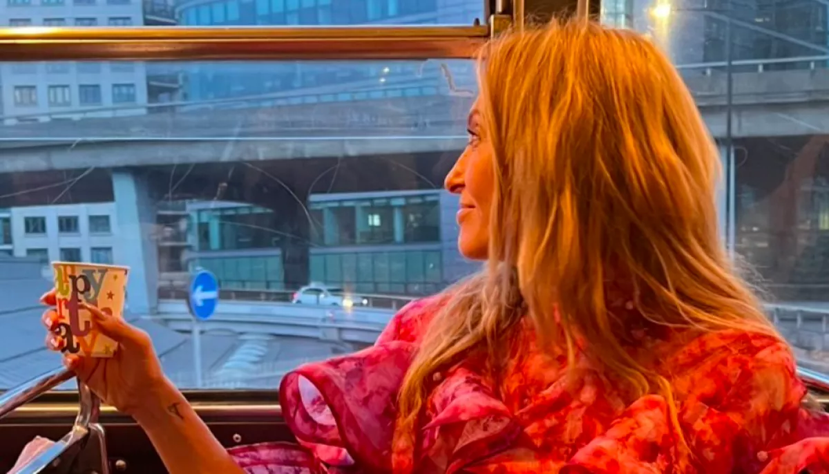 A hírek közt látta a férjét mással csókolózni - 20 év után válik a színésznő