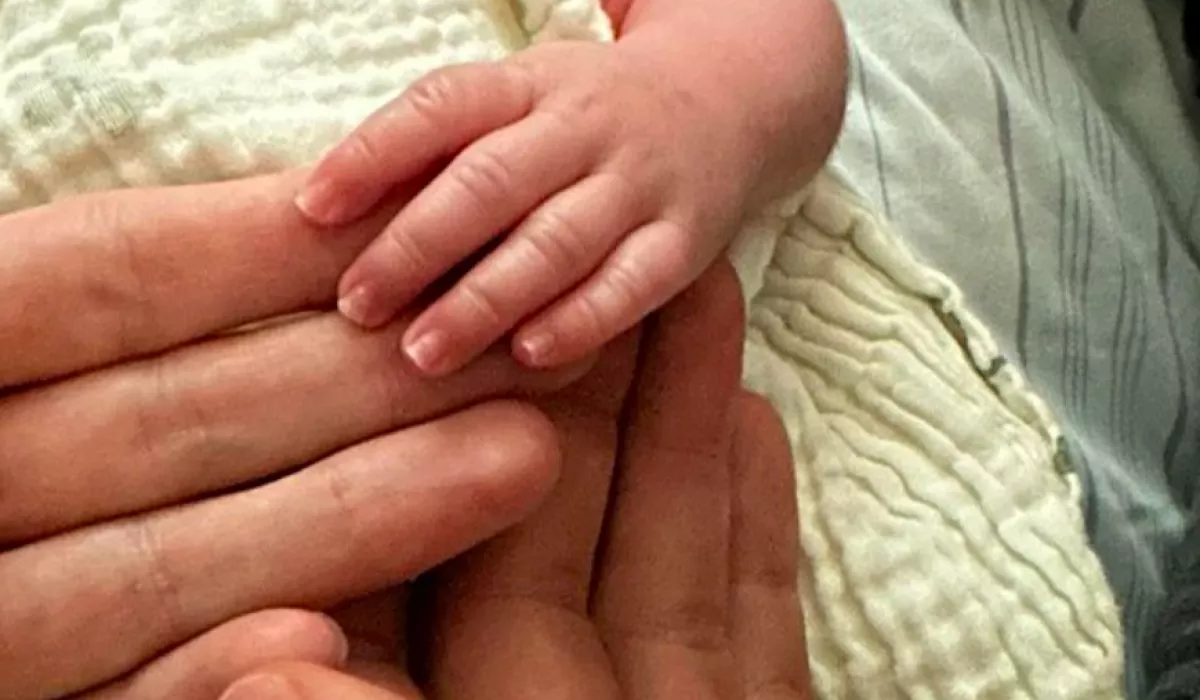 Tragédia: 4 hónapos kisfiát gyászolja a népszerű influenszerpár - Fotók