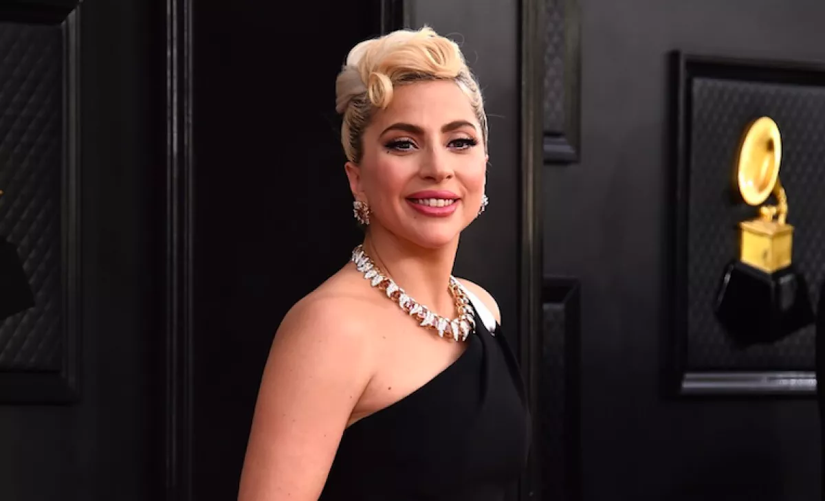 Lady Gaga-t néha képtelenség megkülönböztetni a húgától - Fotók
