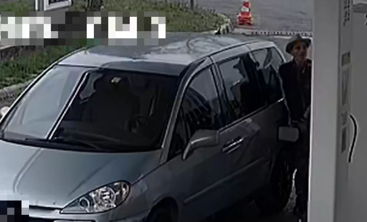 Rendkívüli ársapkát vezetett be ez a kalapos férfi Győrben - már a rendőrség is keresi