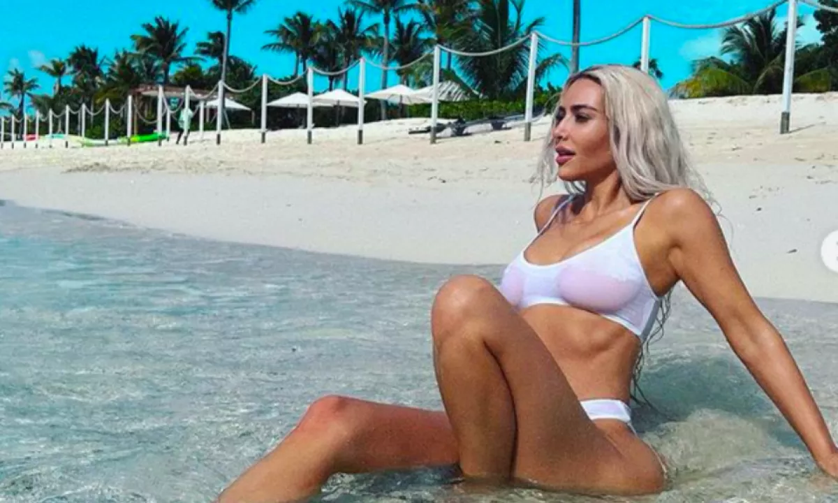 Öngól: áttetsző bikiniben posztolt Kim Kardashian, a rajongókat azonban egészen más érdekli