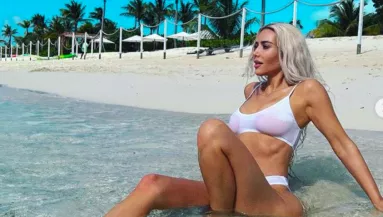 Öngól: áttetsző bikiniben posztolt Kim Kardashian, a rajongókat azonban egészen más érdekli
