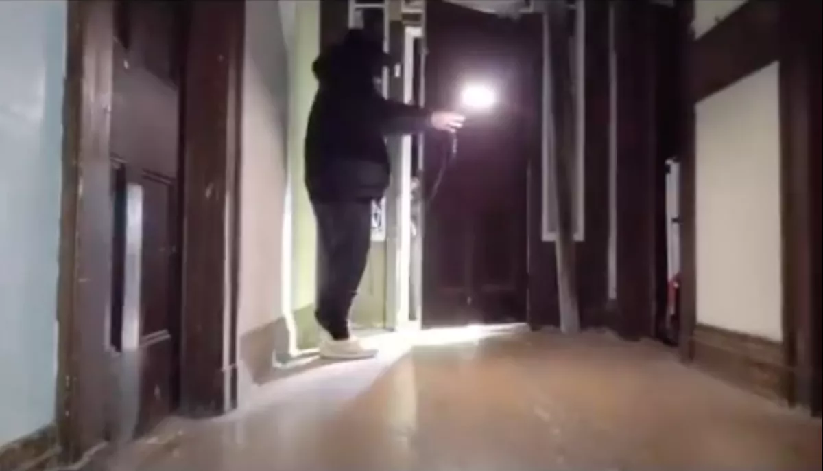 Élőben közvetítette a szellemvadász, hogy kinyílt a bejárati ajtó és három alak lépett be