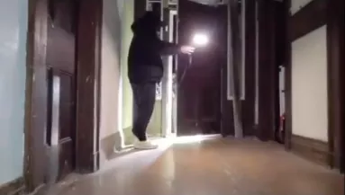 Élőben közvetítette a szellemvadász, hogy kinyílt a bejárati ajtó és három alak lépett be