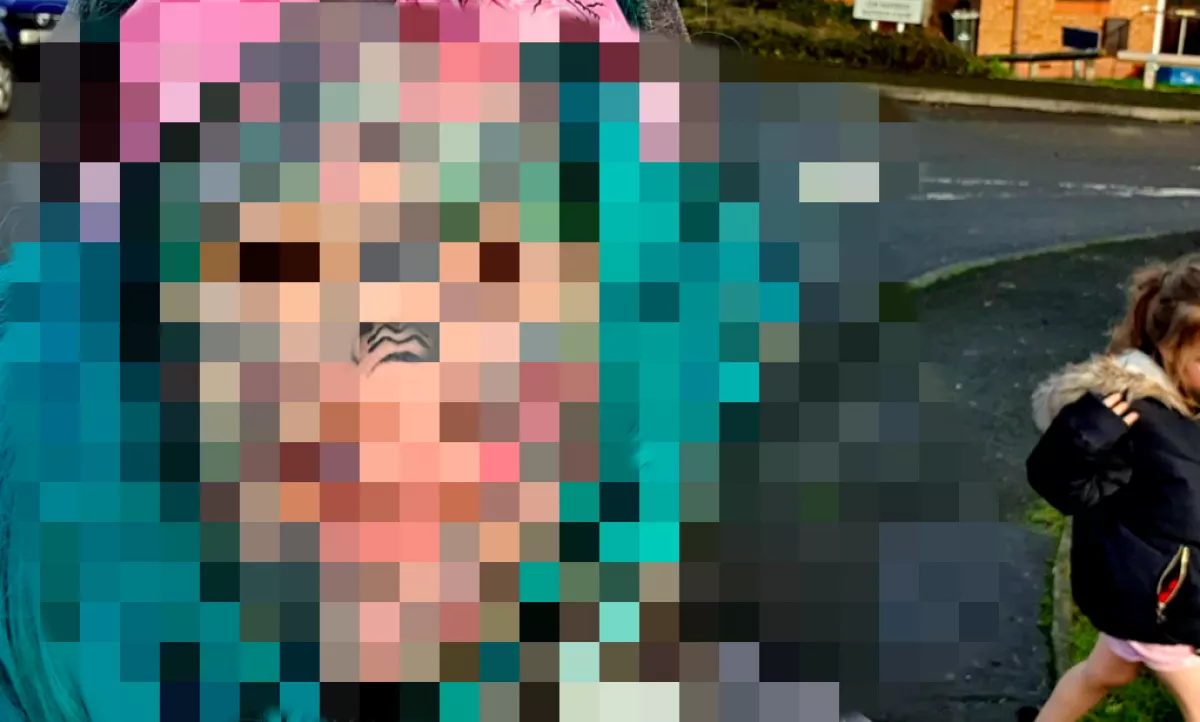 Ijesztő külseje miatt csak az ablakon át nézhette lánya betlehemi előadását ez a nő - Fotók