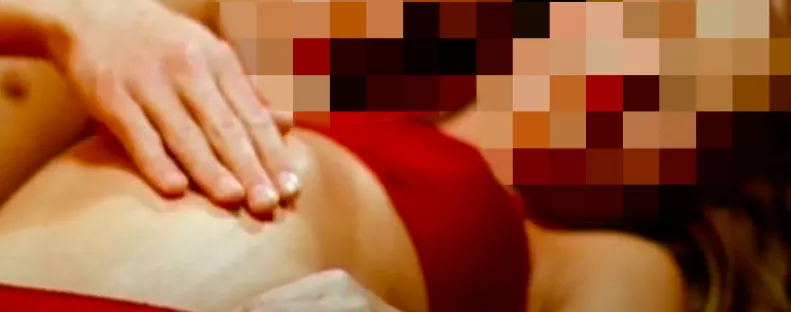 Tűzforró videó került elő a Nagy Ő versenyzőjéről - Fehérneműben egy híres magyar énekessel - Videó